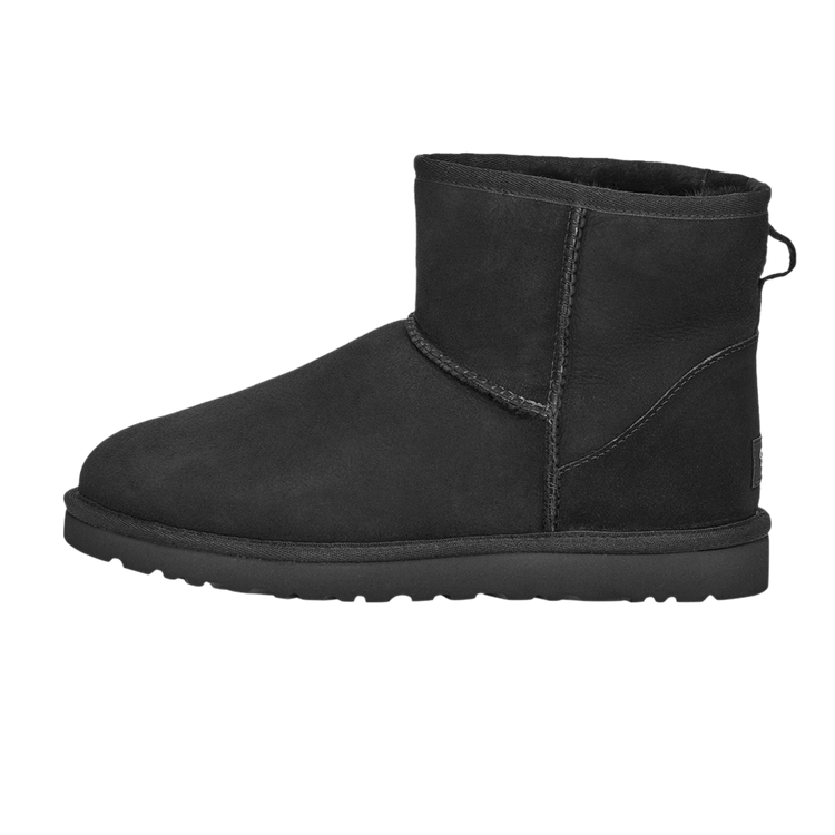 UGG Classic Mini Boot Black, zijaanzicht met suède-achtig materiaal en karakteristieke steekels op de zool