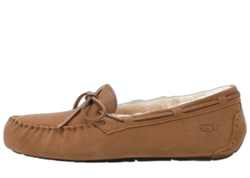 UGG Olsen Slipper Chestnut, zijaanzicht van bruinleren moccasin met fleecebinnenzijde, rechterschoen