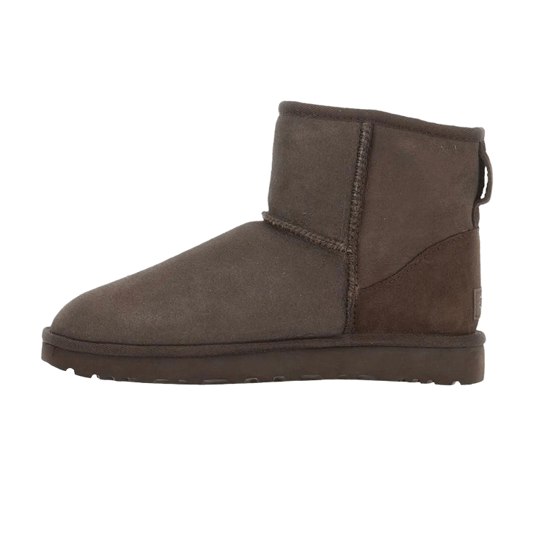 UGG Classic Mini II Boot Dusted Cocoa zijaanzicht met suède in bruin en dikke wollen voering