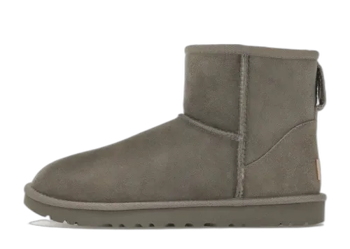 UGG Classic Mini II Boot Smoke Plume, zijaanzicht van grijsbruine suède bootie met trekkoglus en gestepte zool