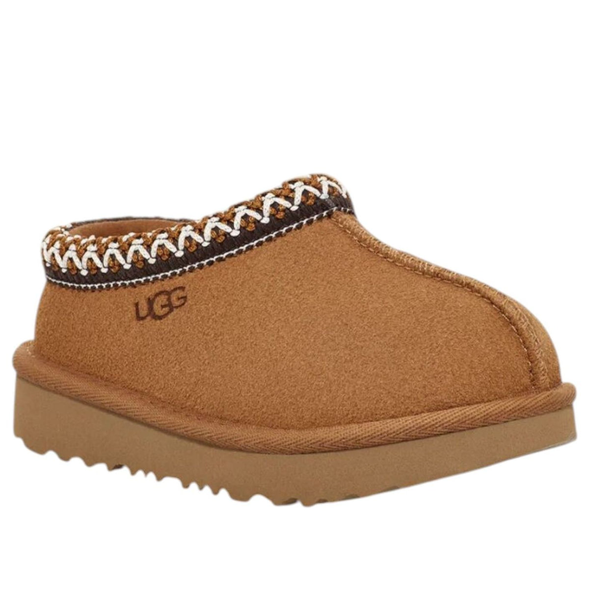 UGG Tasman II Slipper Chestnut, driekwart aanzicht met geborduurd UGG-logo en decoratieve gevlochten rand