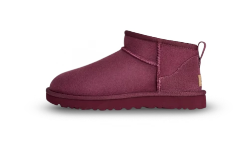 UGG Classic Ultra Mini Boot Burnt Magenta, zijaanzicht van bordeauxrode suède boot met geribbelde zool en pull-tag