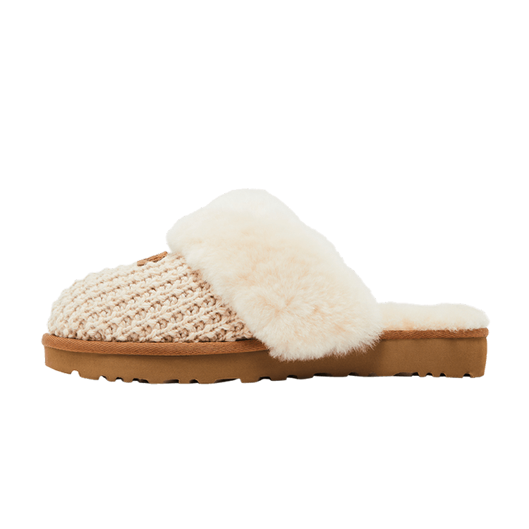 UGG Cozy Slipper Cream, zijaanzicht met gebreid crèmekleurig bovenwerk, witte fleece kraag en bruine zool