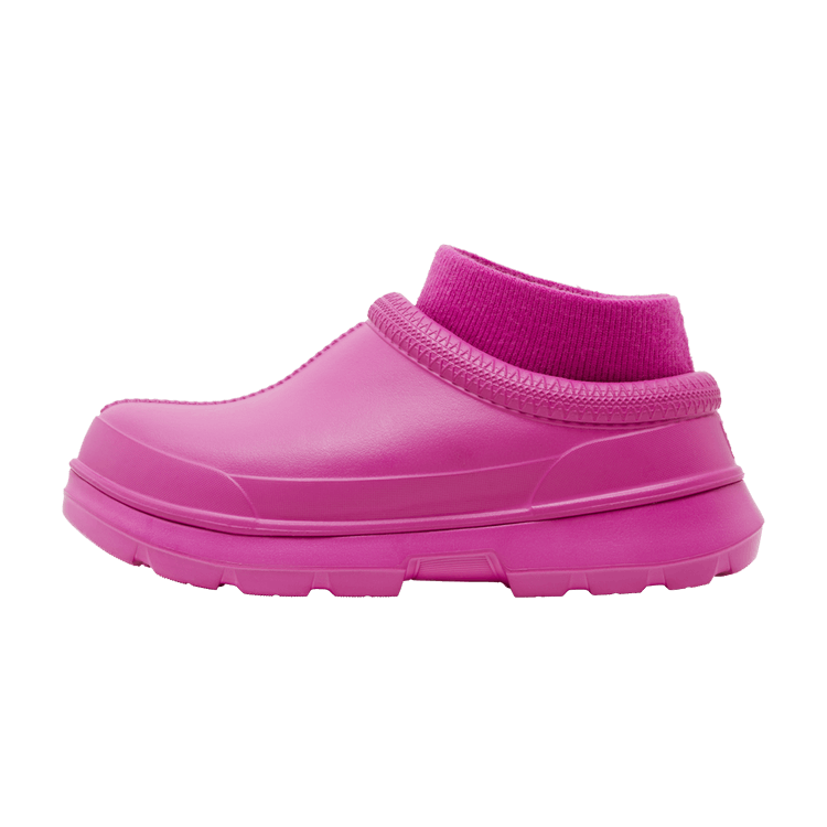 UGG Tasman X Slipper Dragon Fruit, zijaanzicht met fuchsia rubberen zool en geribde boorddetail