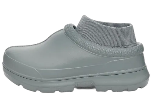 UGG Tasman X Slipper Geyser, zijaanzicht van grijze pantoffel met ribgebreide manchet en luchtzooluiting