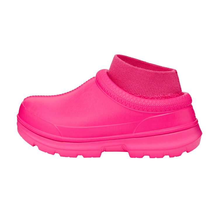 UGG Tasman X Slipper Taffy Pink, zijaanzicht van de roze pantoffel met geribbelde manchet en gegroefd zoolprofiel