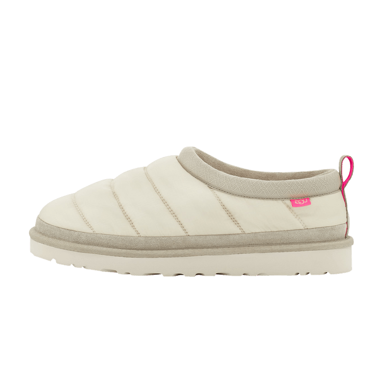 UGG Tasman LTA Slipper Whitecap, zijaanzicht met witte puffer-gestepping, beige randbinding en roze pulltab