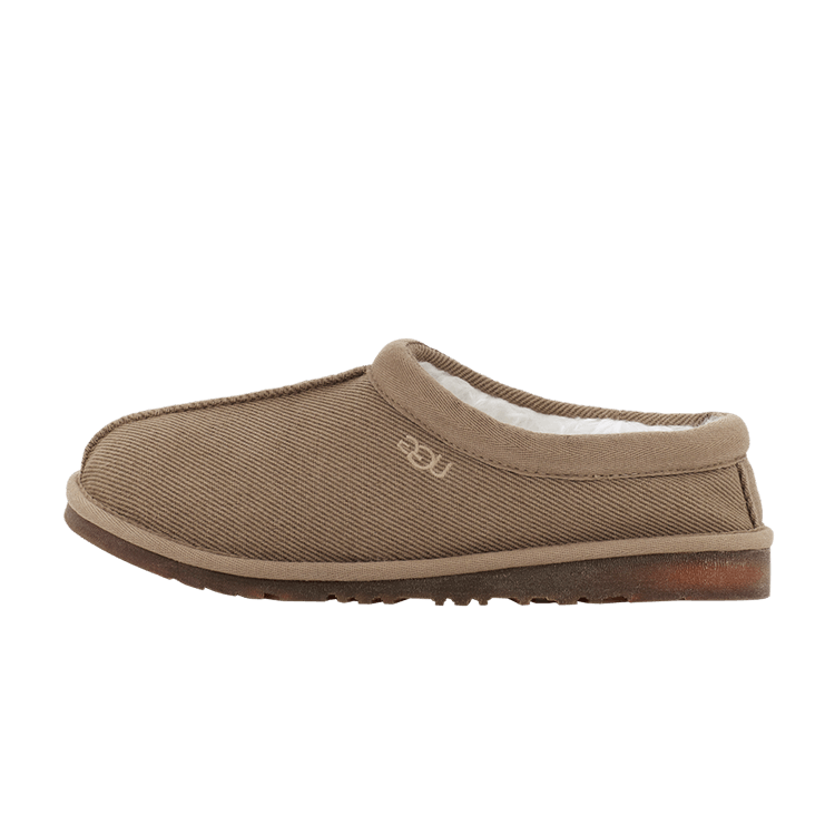 UGG Tasman Natural Slipper 'Loam', zijaanzicht met ribfluweel bovenwerk en bruine geribbelde zool