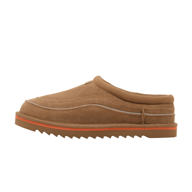 UGG Tasman Cali Wave Slipper zijaanzicht in bruin suède met oranje zoolrand en golvend profiel