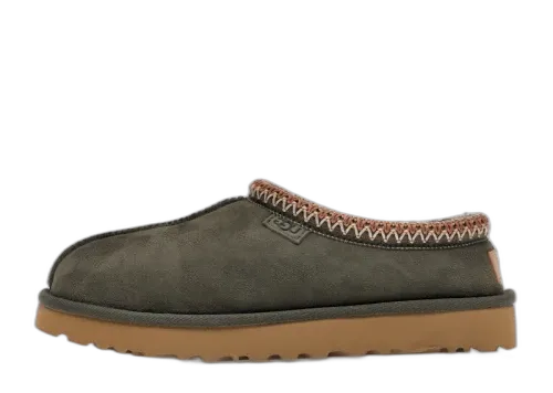 UGG Tasman Regenerate Slipper Forest Night, zijaanzicht met forest green suède, bruine zool en gebreide manchet