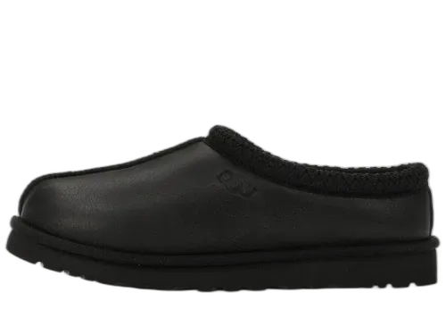 UGG Tasman Leather Slipper Black, zijaanzicht van de pantoffel met leren bovenwerk en fleece voering