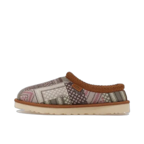 UGG Tasman Taz Sash Slipper Multi, zijaanzicht met patchwork textieldesign, bruin suède manchet en crèmekleurige zool