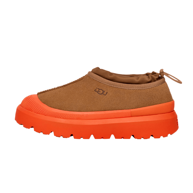UGG Tasman Weather Hybrid Slipper zijaanzicht, bruine suède bovenwerk met felle oranje platformzool en trekkoordje