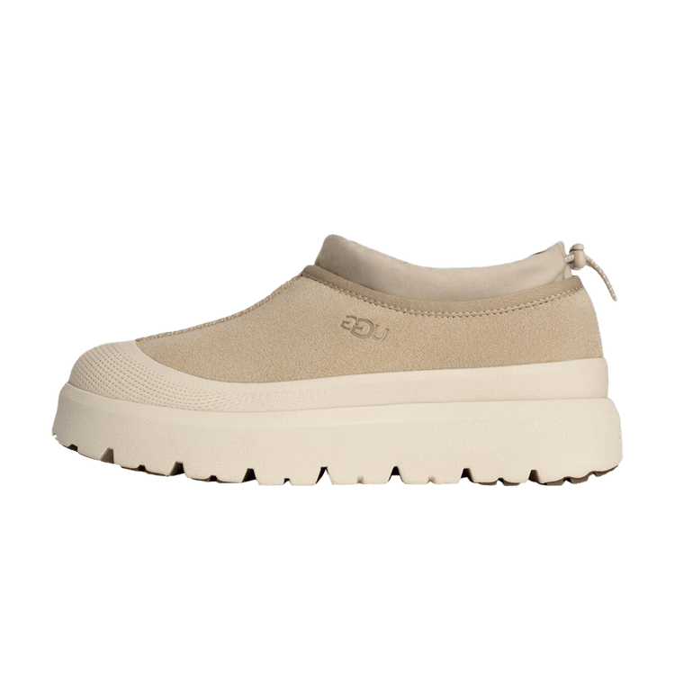 UGG Tasman Weather Hybrid Slipper 'Mustard Seed Cream' zijaanzicht met suède bovenkant en crèmekleurige plateauzool
