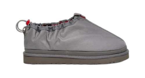 UGG Tasman Shroud Zip Slipper Dark Grey, zijaanzicht met grijze nubuck, rode trekkouwtje en diepe zool