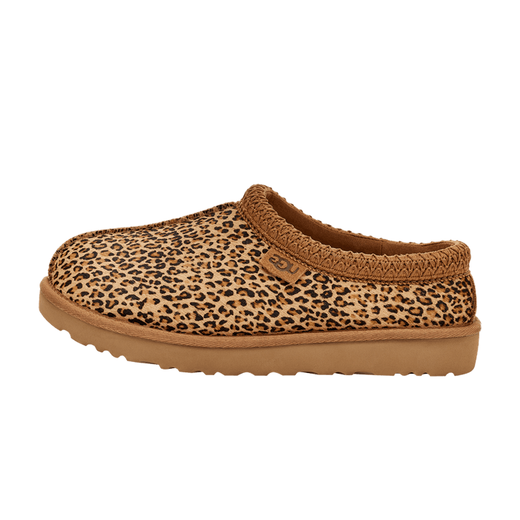 UGG Tasman Slipper Leopard Speckles, zijaanzicht met luipaardprint op suède, geribbelde kraag en fleece voering