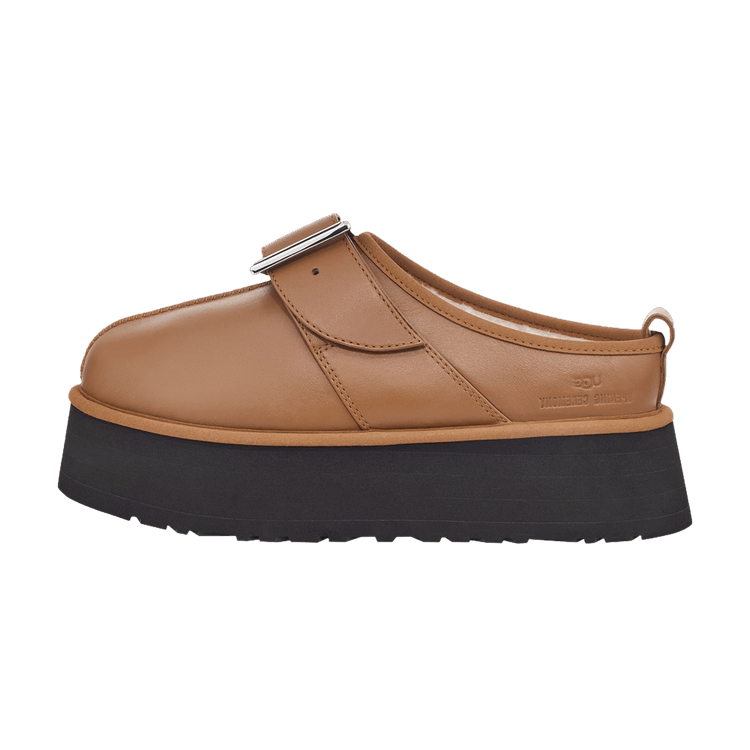 UGG Tasman Slipper Opening Ceremony Chestnut, zijaanzicht met camel leer en zwarte platform zool