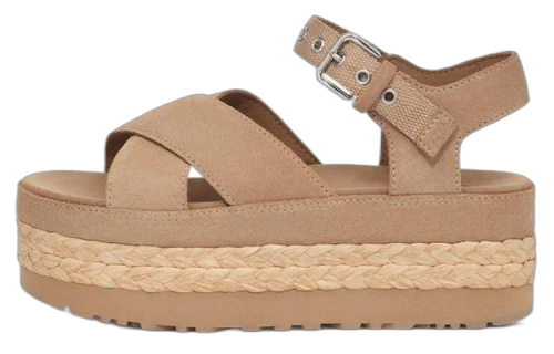 UGG Aubrey Ankle Sandal Sand, zijaanzicht met gekruiste bandjes, jute platform en enkelbandjes met gesp