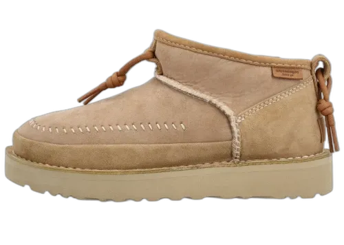 UGG Ultra Mini Crafted Regenerate Classic Boot Sand, zijaanzicht met suède omslag en fleece voering