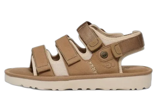 UGG Goldencoast Multistrap Sandal Sand, zijaanzicht met velcro-bandjes, beige en crème kleurvlakken, witte zool