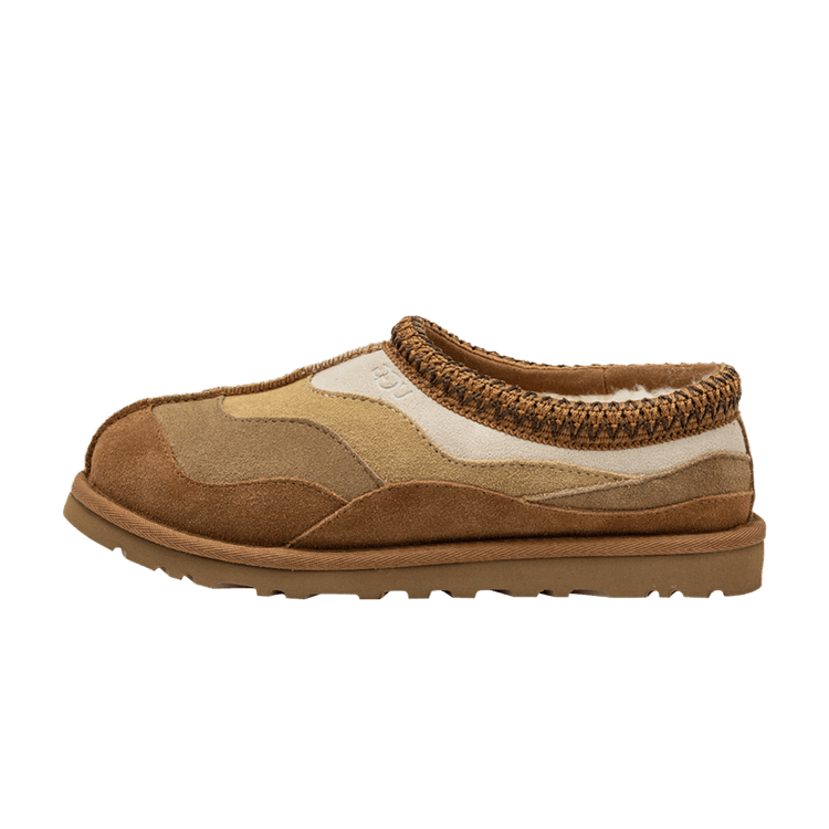 UGG Tasman Slipper Shoe Palace Painted Hills Chestnut, zijaanzicht met suède en fleece in bruin- en crèmetinten