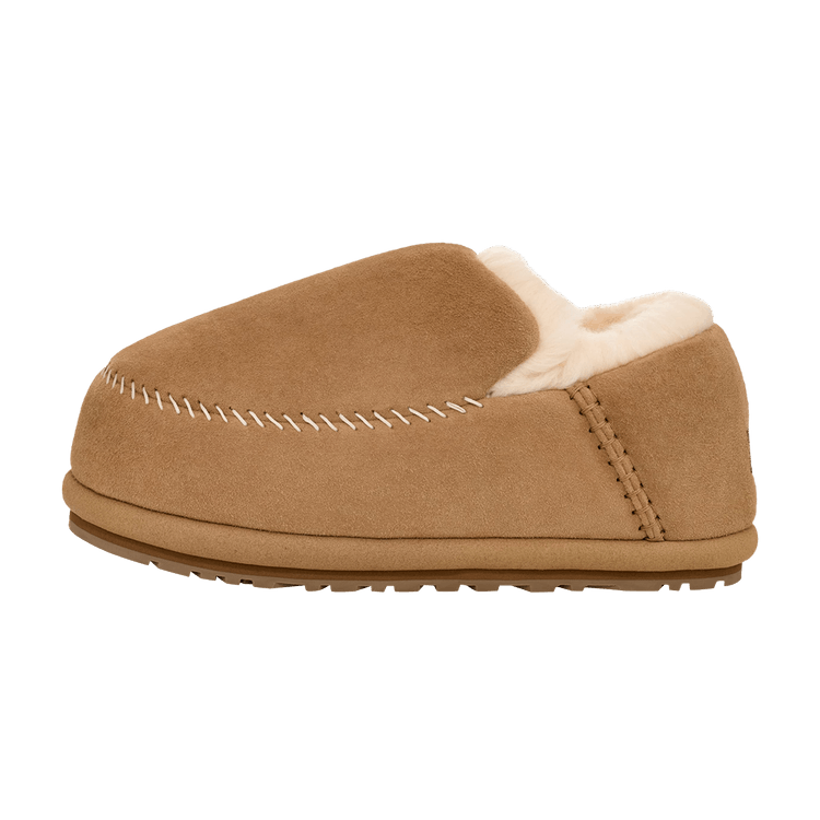 UGG Anders Slipper Chestnut, zijaanzicht van een pantoffel in camel suède met crème wollen voering