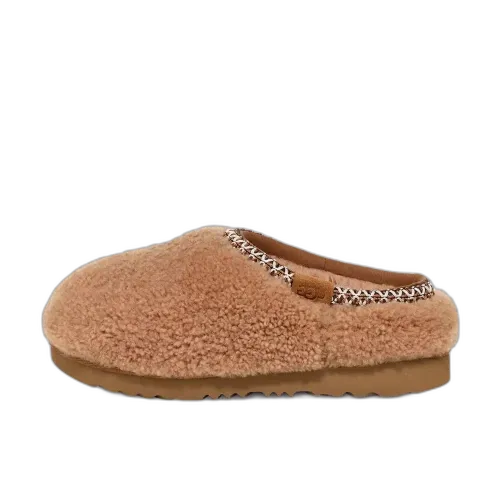 UGG Tasman Maxi Curly Slipper Chestnut Kids, zijaanzicht van fluffy pantoffel in kastanjebruin met gecontrasteerde stiksels