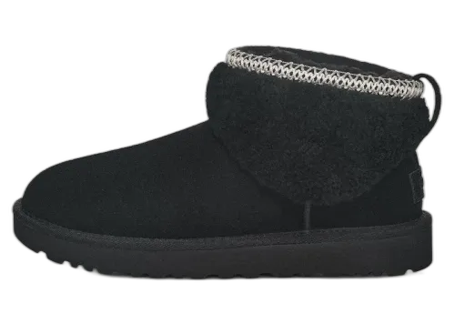 UGG Classic Ultra Mini Maxi Curly Boot Black, zijaanzicht van de zwarte suède boot met geboord kraagdetail