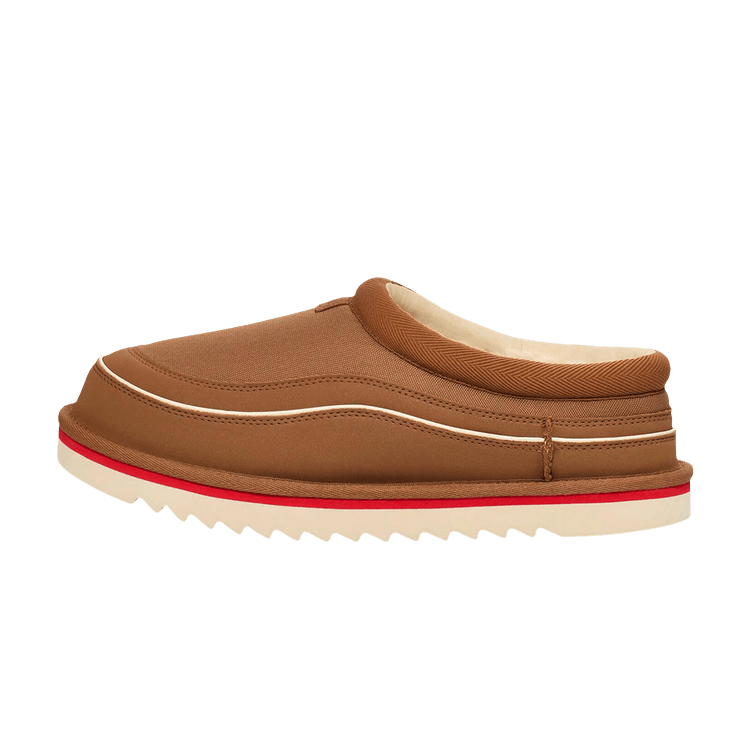 UGG Tasman Cali Wave Slipper zijaanzicht, bruinleer met roomkleurige voering, rode accentstrook en geribbelde zool