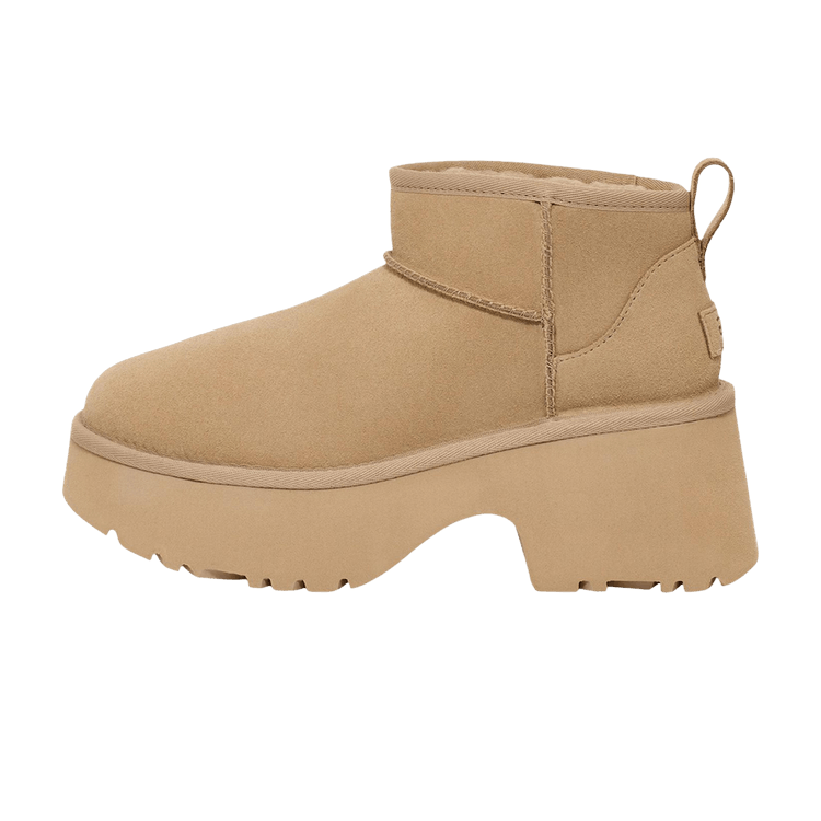 UGG Classic Ultra Mini New Heights Boot, zijaanzicht, beige suède met dikke plateauzool en treklusje