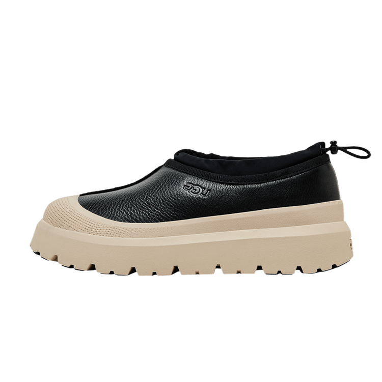 UGG Tasman Weather Hybrid Slipper Black Birch, zijaanzicht met zwart leer en crèmekleurige chunky zool met looppatroon
