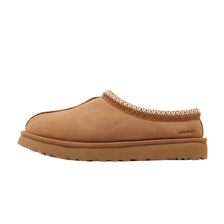 UGG Tasman Slipper Madhappy Chestnut, zijaanzicht van de bruine pantoffel met wollen voering en dik plateau zoolprofiel