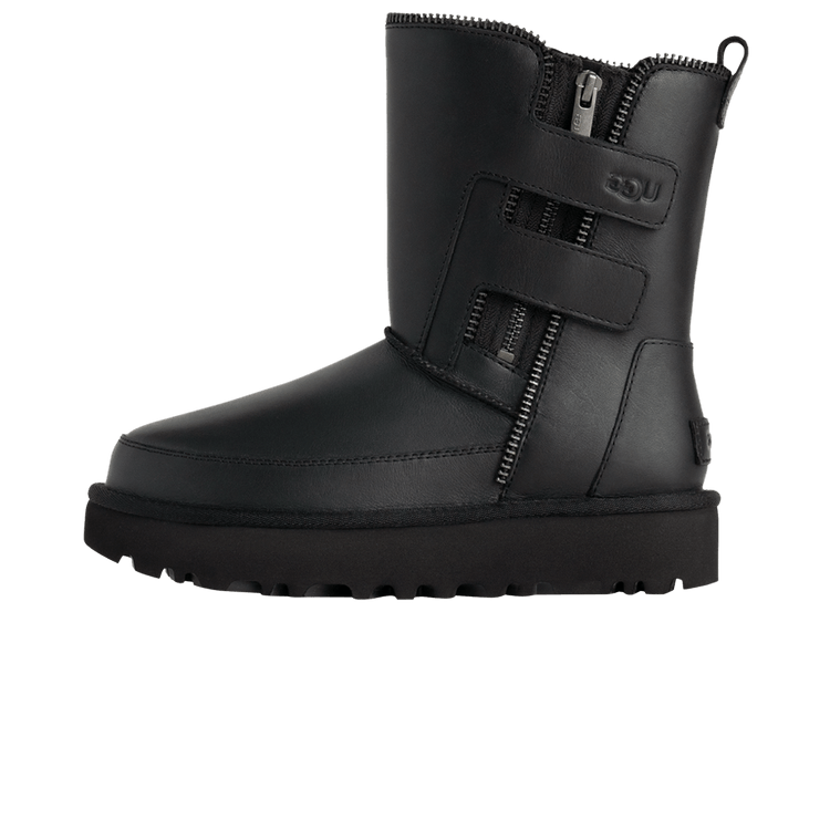 UGG Classic Short Moto Boot Black, zijaanzicht met zwart leer, ritsen en stoere zool