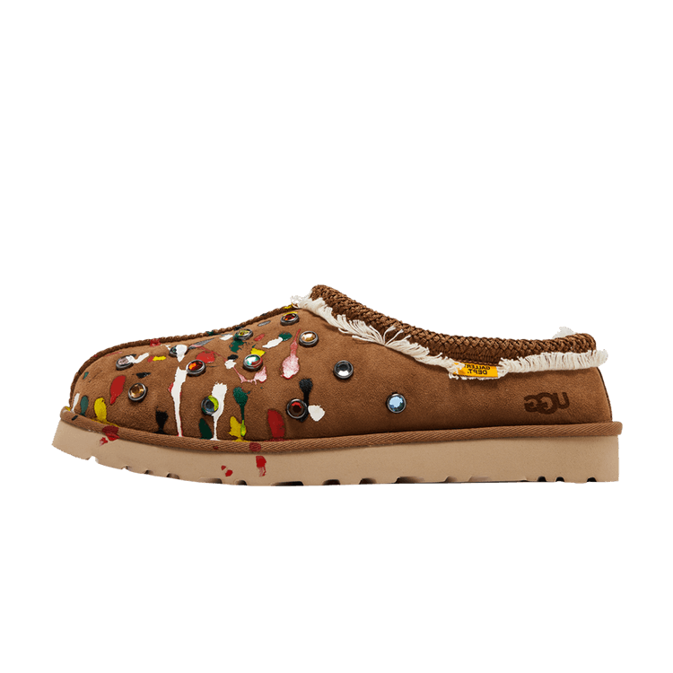 UGG Tasman Slipper Gallery Dept. Chestnut zijaanzicht met bruinsuède upper, gekleurde patches en fleece voering