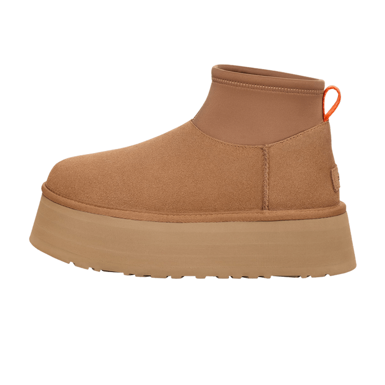 UGG Classic Mini Dipper Boot Chestnut, zijaanzicht met suède upper, dikke grijpzool en oranje trekoog