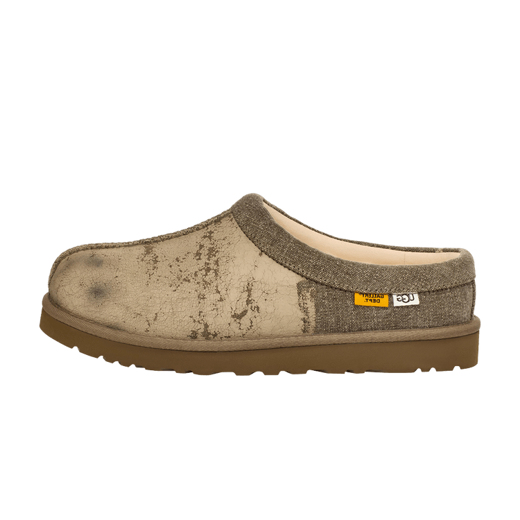 UGG Tasman Slipper Gallery Dept. Canvas zijaanzicht, beige canvas met verfeffecten en bruine zool, teddy fleece kraag