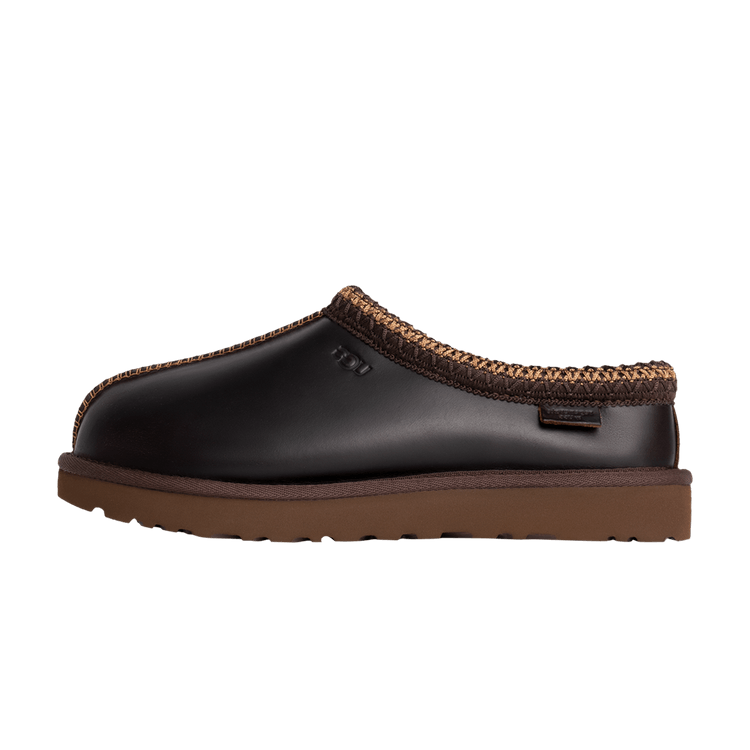 UGG Tasman LTHR Regen Slipper Ironwood zijaanzicht met zwart leder en bruine knit kraag, dichte zool