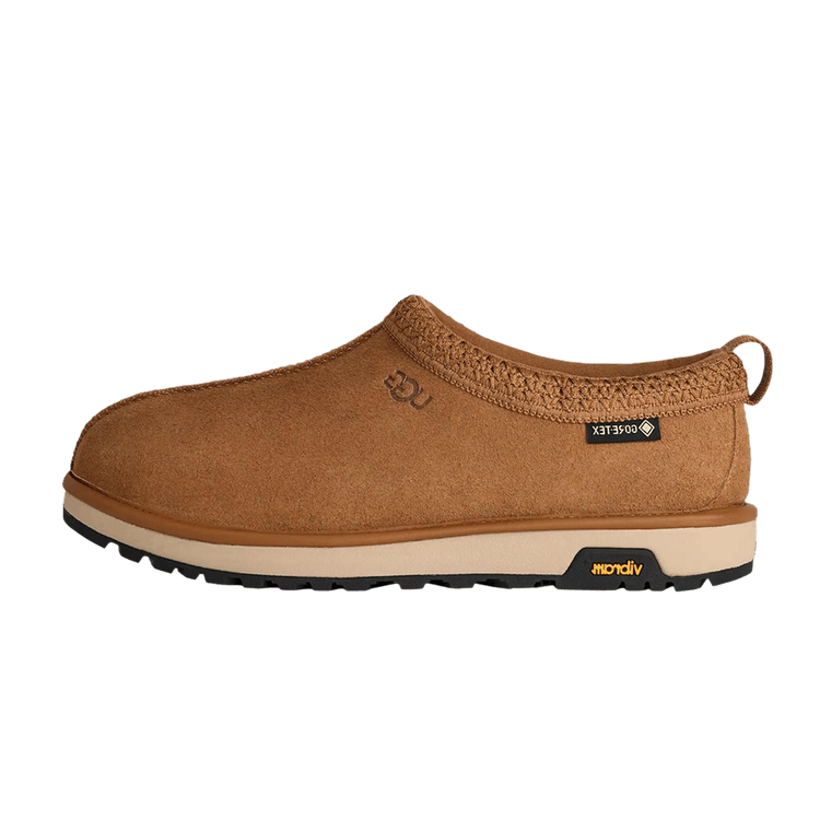 UGG Tasman GTX Slipper Chestnut, zijaanzicht van de bruine suède pantoffel met crèmekleurige zool en zwarte trekveter