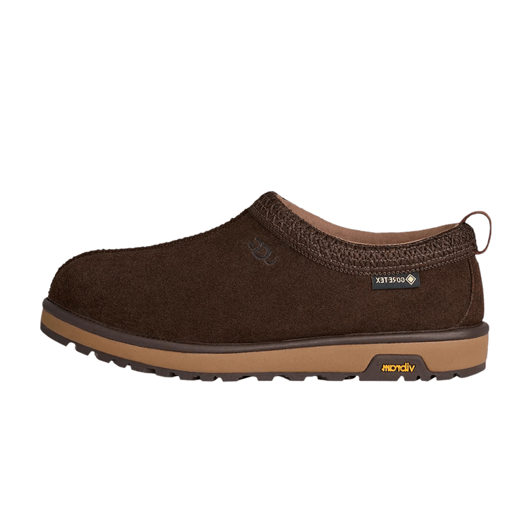 UGG Tasman GTX Slipper Dusted Cocoa zijaanzicht, suède in chocoladebruin met rubberzool in camel en zwart