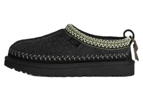 UGG Tasman Biarritz Slipper Black, zijaanzicht van de zwarte pantoffel met contrasterende gele stiksels en trekkoordje