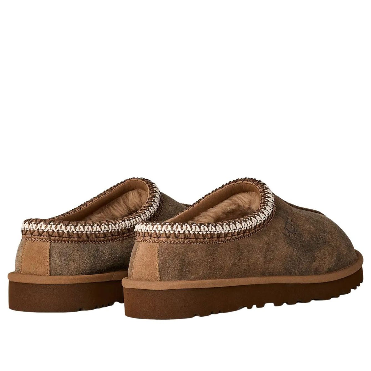 UGG Tasman Baxter Slipper Chestnut, achteraanzicht van paar met rubberzool