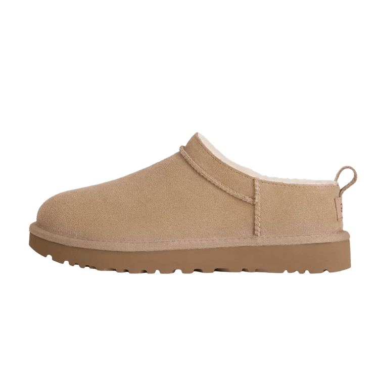 UGG Classic Micro Sand, zijaanzicht van de suède slipper in zandkleur met dikke gripzool