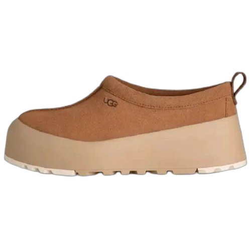 UGG Tasman StreetScape Slipper, zijaanzicht met bruine suèdeachtige bovenkant en beige platformzool met noppen