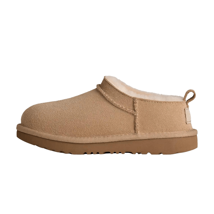 UGG Classic Micro Slipper Chestnut, zijaanzicht van bruine suède pantoffel met sherpa voering en diktke zool