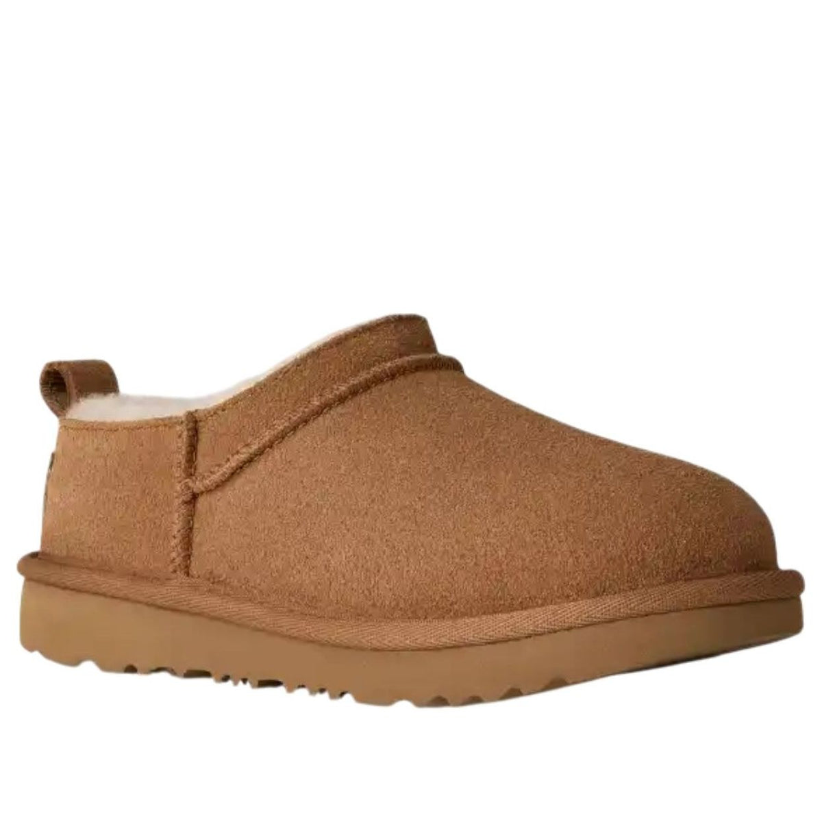 UGG Classic Micro Slipper Chestnut, driekwart aanzicht toont bruine suède met crème binnenvoering en reliëf zool