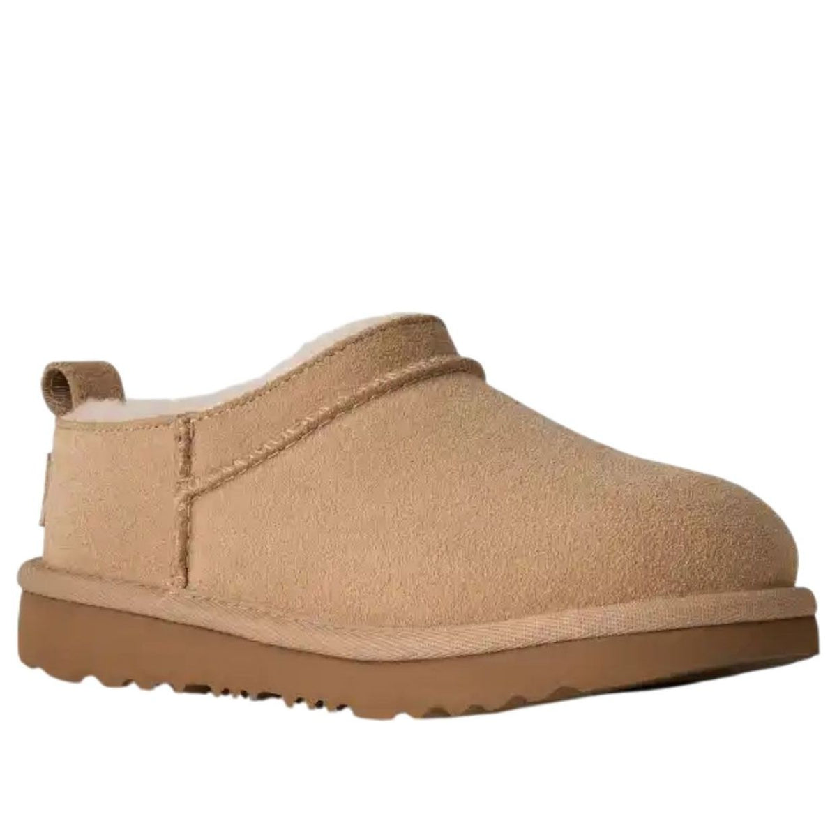 UGG Classic Micro Slipper Sand Kids, driekwart aanzicht toont suède en fleece voering