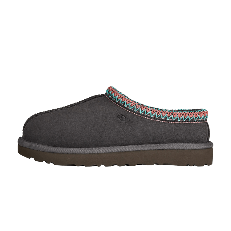 UGG Tasman II Slipper Dark Grey zijaanzicht met grijze suède, gebreide kraag in rood en turquoise en bruine zool