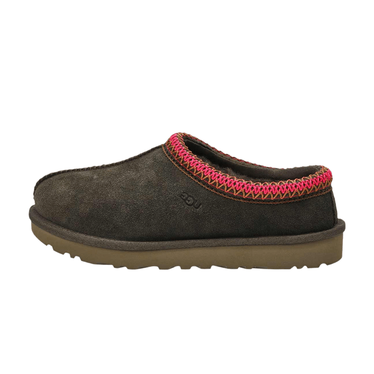 UGG Tasman II Slipper Dense Smoke, zijaanzicht met bruingrijs suède en roze gebreide rand