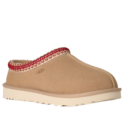 UGG Tasman II Slipper Sand Dark Cherry, driekwart aanzicht met geribbelde bovenrand en fluffy binnenvoering zichtbaar
