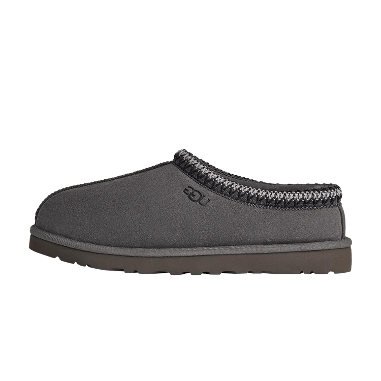 UGG Tasman II Slipper Dark Grey, zijaanzicht met grijze suède, gebreide manchet en bruine zool